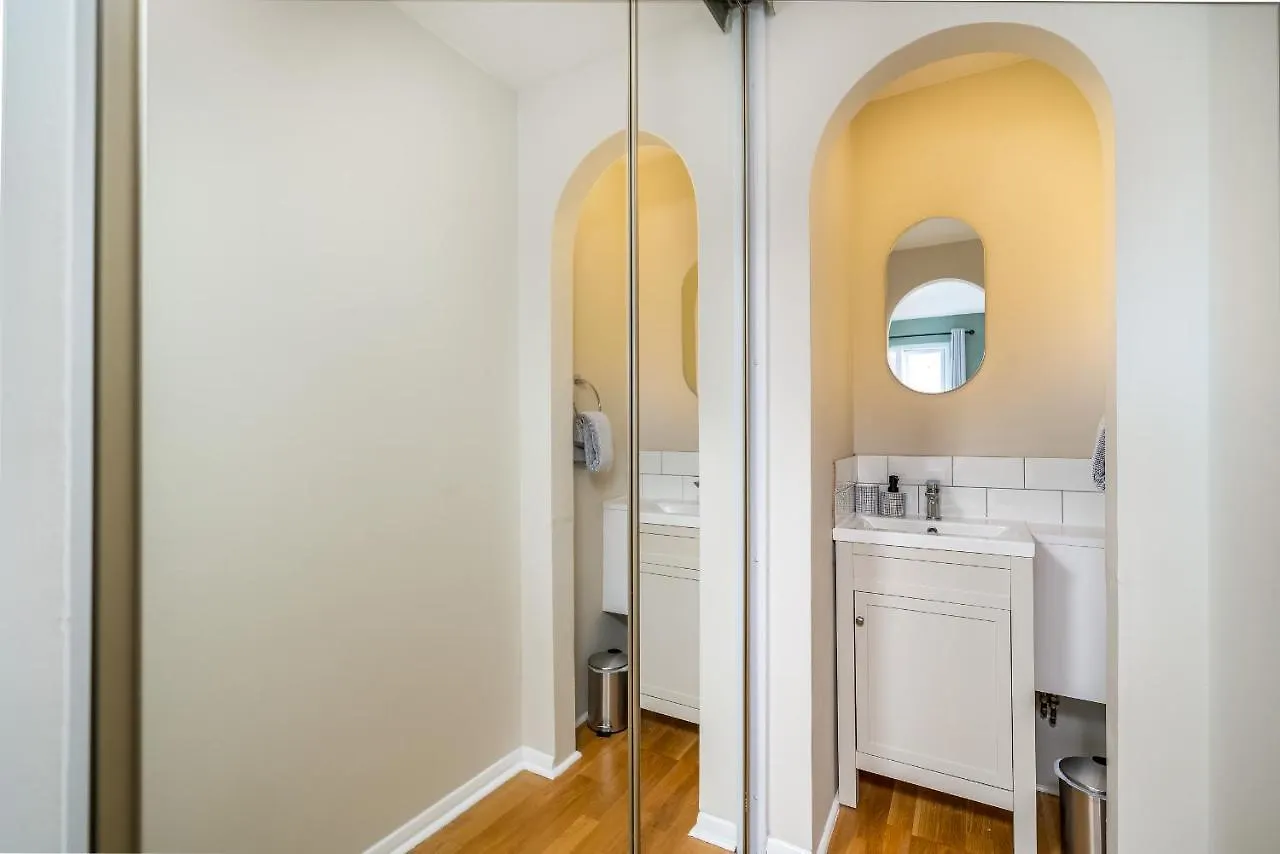 Homely And Stylish Bermondsey Apartment With Parking London