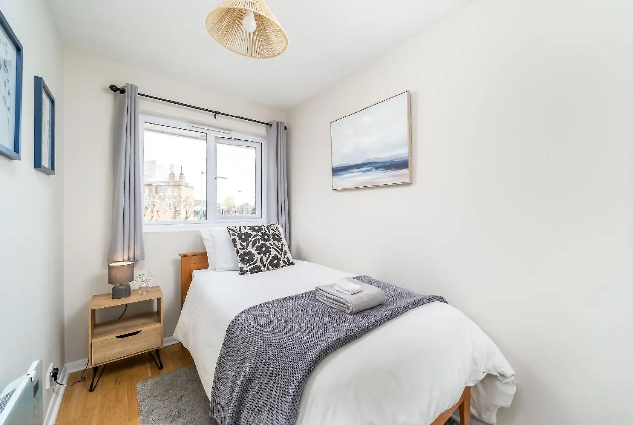 Homely And Stylish Bermondsey Apartment With Parking London